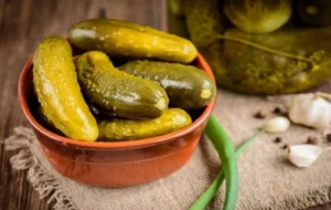 ترفندهای مفید و کاربردی برای جلوگیری از کپک زدن خیارشور در منزل