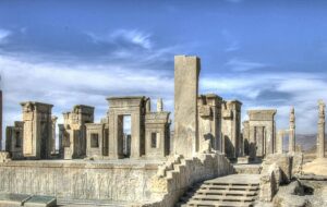 ببینید | نرخ عجیب ورودی این پارکینگ که ۳ برابر بلیت تخت جمشید است ، چرا؟