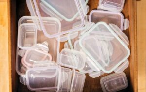 ۵ روش ساده و خانگی برای سفید کردن ظروف پلاستیکی زرد شده