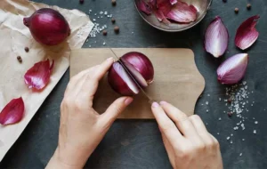 ۹ راه برای از بین بردن بوی سیر و پیاز از دست