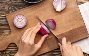 چند تکنیک جالب و کاربردی برای جلوگیری از اشک ریختن هنگام خرد کردن پیاز