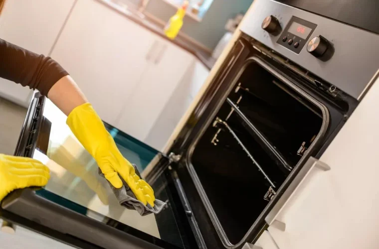بهترین روش برای تمیز کردن چربی‌ روی درب شیشه ای فر