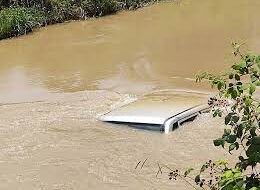 تصاویر سقوط یک خودرو داخل رودخانه در جاده «تنگ پیرزال»