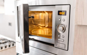 ۱۱ کار اشتباهی که عمر مایکروویو را کم می کند و باعث خرابی آن می شود
