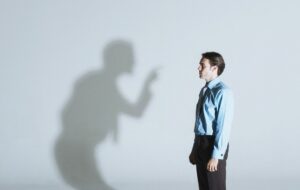 ۱۰ عادت افرادی که هرگز در زندگی پیشرفت نمی کنند