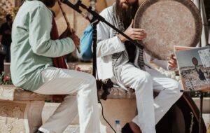 اجرای دل انگیز نوازنده مشهور تبریزی در بازار وکیل شیراز (+ویدئو)