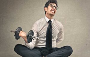 ۱۹ رفتار و حرکاتی که شخصیتتان با انجام آن ها ضعیف دیده می شود