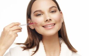 نظر رئیس انجمن جراحان پلاستیک آمریکا در مورد تزریق بوتاکس در جوانی برای جلوگیری از چین و چروک در آینده