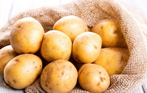 ۷ وسیله ای که با سیب زمینی به راحتی تمیز و درخشان می شوند