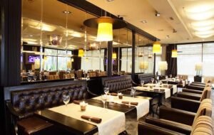 تعطیلی یک رستوران چهار طبقه و ابطال پروانه ۳۰ رستوران دیگر در شیراز / مردم پول رستوران رفتن ندارند