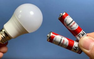 طرز تعمیر آسان لامپ LED با دو باتری قلمی (+ویدئو)