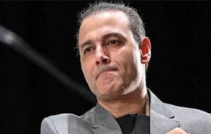 گریه علیرضا قربانی حین اجرای ترانه «روزگار غریب» در اصفهان (+ویدئو)