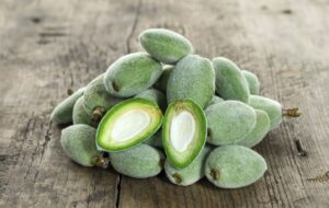 طرز تهیه ترشی چغاله بادام ، فواید و مضرات بادام سبز برای بدن