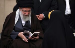 رهبر انقلاب: جلوی هجوم زبانهای بیگانه به زبان فارسی را بگیرید/ حافظه ادبی مردم ما ضعیف است/ گاهی مجری تلویزیون یک شعر غلط می‌خواند که اعصاب انسان خرد می‌شود/ باید راهی پیدا شود که مردم با شعر آشنا شوند