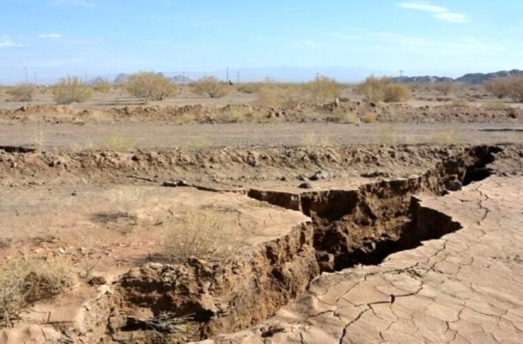 اعلام کاهش ۶۵ درصدی بارندگی‌ در فارس/ تولید یک کیلو ذرت ۱۷۰ لیتر آب می برد، باید گریه کنیم/ سوت فرونشست زمین به اهالی فارس