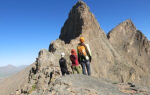 ببینید|پله‌های دست‌تراش ۲۰۰۰ ساله  قله چُت در استان مرکزی