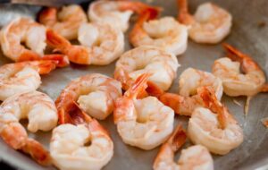 ۸ کار غلط حین پخت میگو که نباید انجام دهید