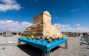 گردشگران تخت جمشید و پاسارگاد در تعطیلات نوروز ۱۴۰۳ + تصاویر