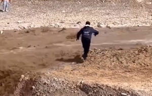 ببینید | گرفتار شدن یک مرد حین عکاسی در بستر زاینده رود !