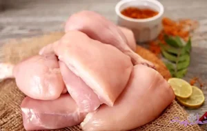 ۱۳ اشتباه خطرناک رایجی که خانم ها موقع شستن و طبخ مرغ انجام می دهند