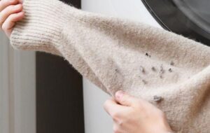 ۱۰ ترفند طلایی برای رها شدن از شر پرزهای لباس به راحتی