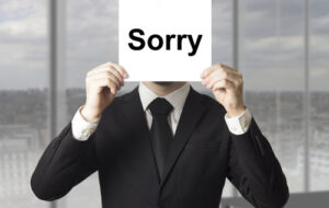 هیچوقت در این ۱۰ موقعیت عذرخواهی نکنید!