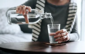 خواص شگفت انگیز نوشیدن آب قبل از خوردن غذا