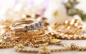 ۴ روش ساده تمیزکردن طلا و جواهر در خانه