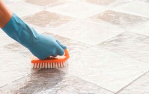 ۵ خطای رایجی که هنگام تمیز کردن کاشی سرامیک انجام می دهید