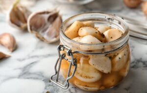 طرز تهیه سیر ترشی + نکات مهم و خواص آن