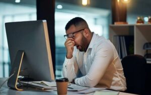 ۸ علت خمیازه کشیدن بیش از حد در طول روز