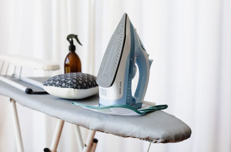 ۱۱ راهکار کاربردی و ساده برای از بین بردن چروک لباس ها بدون اتو