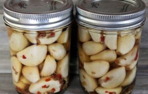 ۸ ترفند کاربردی برای از بین بردن بوی سیر ترشی از ظرف