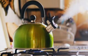 خطر دوبار جوشاندن آب برای سلامتی که از آن بی خبر بودید!