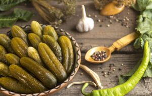 ۲ شیوه درست کردن خیار شور خانگی همراه با نکاتی مهم در روند تهیه آن