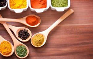 شیوه درست استفاده از ادویه ها در آشپزی و نگهداری آن ها