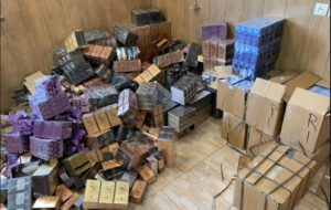 کشف ۲۰ میلیارد ادکلن‌ خارجی از یک انبار در شیراز