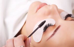 دانستنی‌هایی در مورد اکستنشن مژه که آرایشگرها نمی گویند