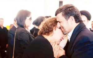 چرا وقتی آن آقا مادر چاوز را بغل کرد کسی چیزی نگفت و جریمه نشد؟