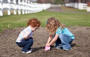 فواید و مضرات خاک‌بازی برای سیستم ایمنی کودکان که باید بدانید