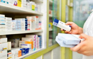 مسئول فنی یکی از داروخانه‌های مشهور شیراز با سلاح سرد مصدوم شد