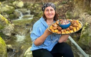 ویدئو | طرز تهیه یک غذای خوشمزه با مرغ و سیب زمینی توسط زن ترکیه ای