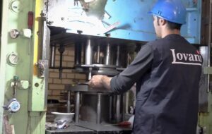 راه اندازی کارخانه بزرگ تولید ظروف تفلون آشپزخانه توسط یک زندانی