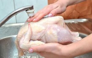 ۱۳ اشتباه خانم‌ها هنگام پختن مرغ که روح شان خبر ندارد