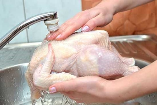 شستن گوشت مرغ
