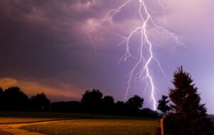 صاعقه جان یک مرد را در شیراز گرفت