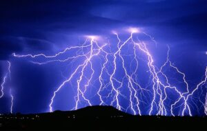 فیلم|برخورد صاعقه به بام یک خانه در سنندج