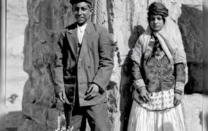 تیپ زن و شوهر ایرانی در تخت جمشید سال ۱۳۱۴ +عکس