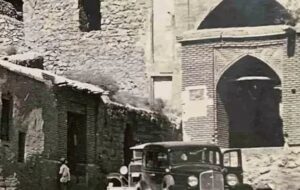 عکس زیرخاکی دو ماشین خارجی هنگام ورود به شیراز ۹۰ سال پیش