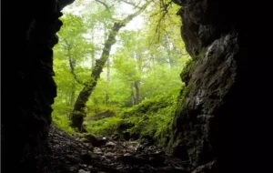 غار آویشو شما را به تفریحی هیجان‌انگیز و فراموش‌نشدنی دعوت می کند